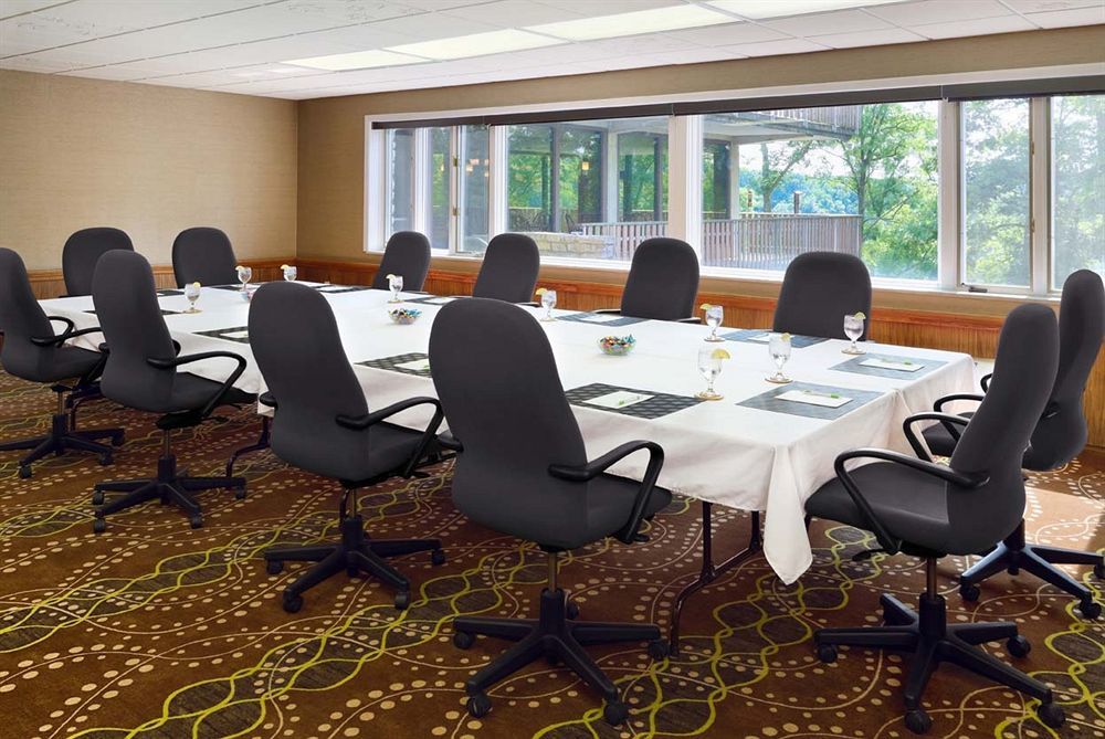 เบอร์ โอ๊ก ลอดจ์ แอนด์ คอนเฟอเรนซ์ เซ็นเตอร์ Hotel Glouster ภายนอก รูปภาพ